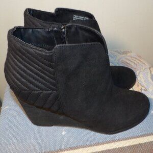 Carlos Santana " Camira "Wedge Heel Quilted Vegan Booties Sz 9M